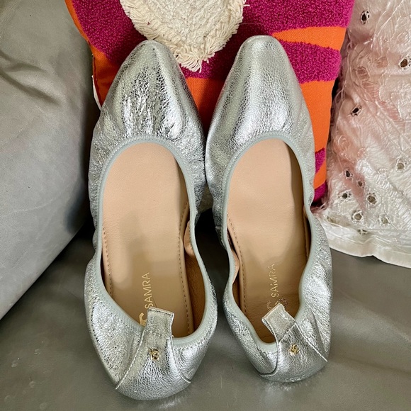 Yosi Samra Vienna foldable ballet flat in metallic silver, size 9 - Picture 2 of 7